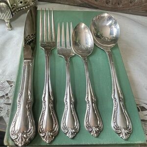 Oneida Chalice Harmony Silver plated flatware set ornate vintage place setting